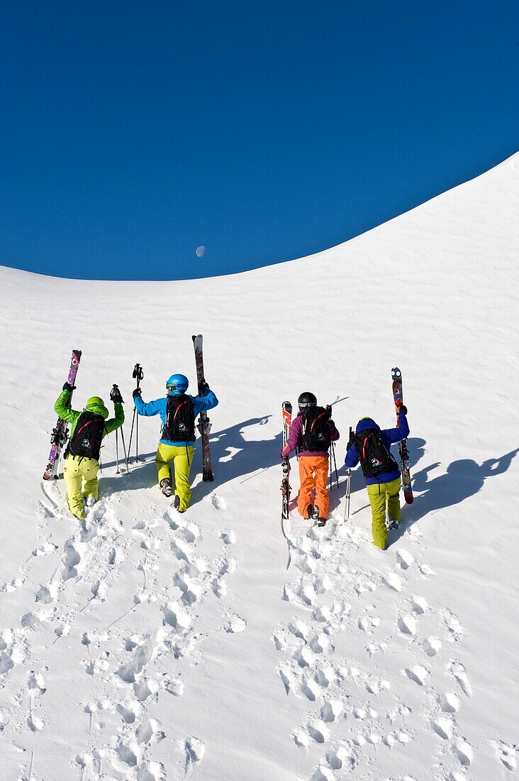 Skifahrer beim Aufstieg unter blauem Himmel, Alto Adige, Südtirol, Italien, Europa