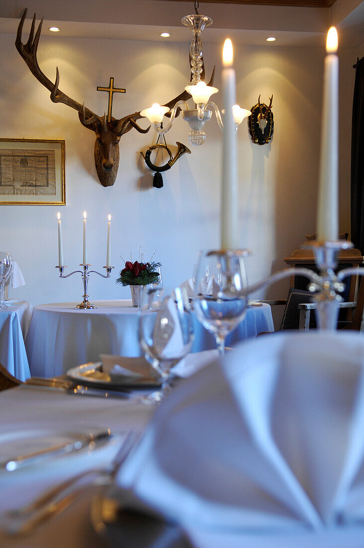 Brennende Kerzen in menschenleerem Restaurant, St. Kassian, Alto Adige, Südtirol, Italien, Europa