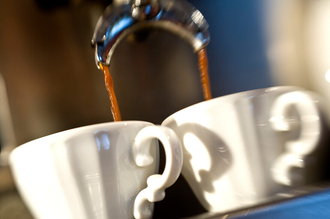 Nahaufnahme von zwei Kaffeetassen, Alto Adige, Südtirol, Italien, Europa