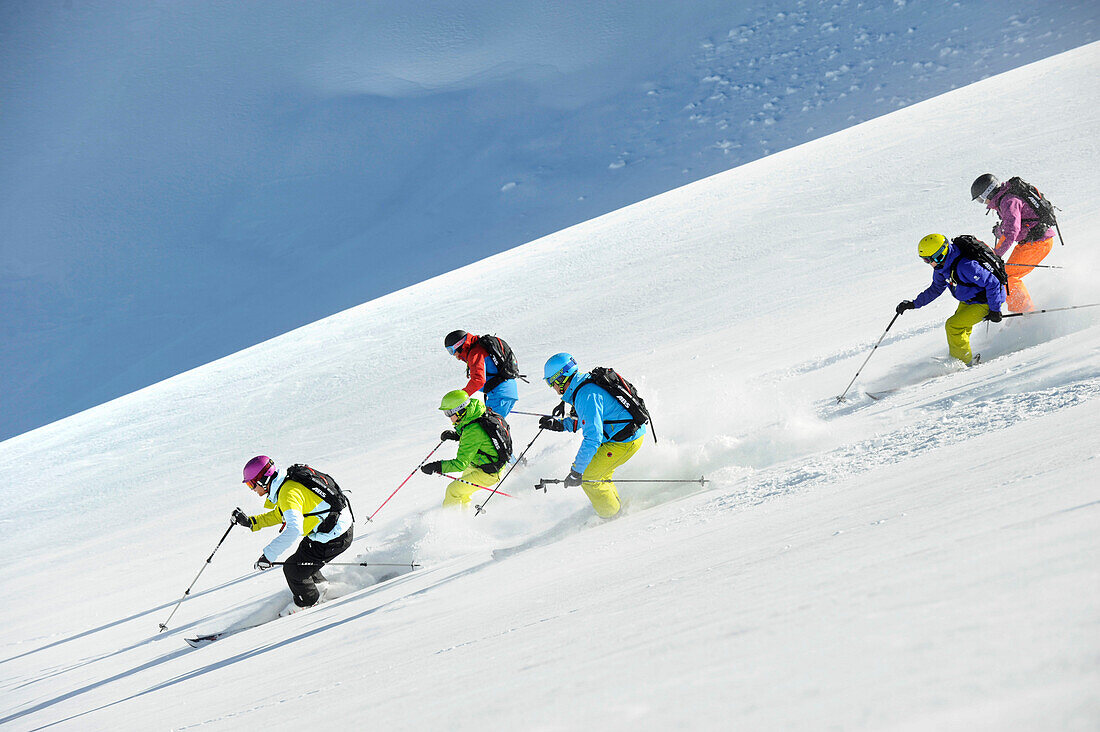 Skifahrer bei der Abfahrt, Alto Adige, Südtirol, Italien, Europa