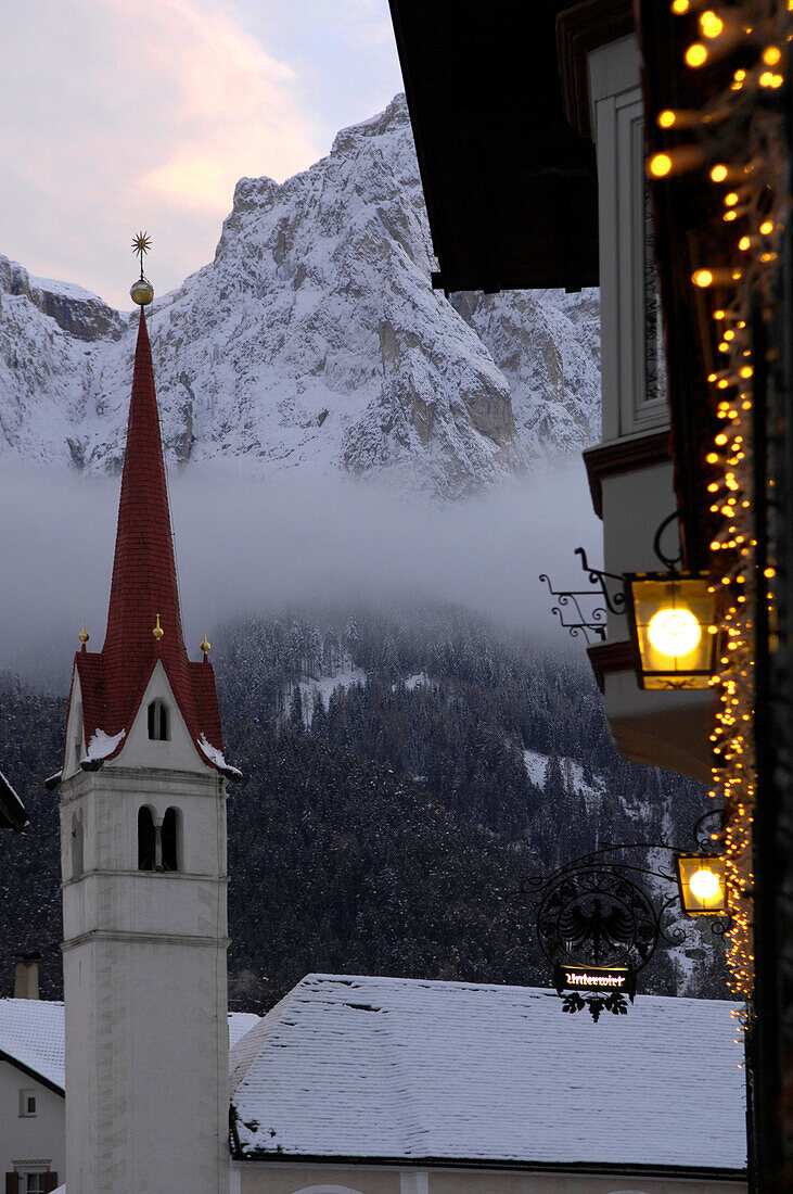 Kirche im Dorf Seis am Schlern am Abend, Schlern, Dolomiten, Alto Adige, Südtirol, Italien, Europa