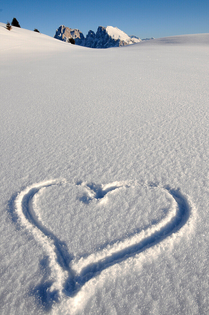 Herz im Schnee im Sonnenlicht, Seiser Alm, Puflatsch, Alto Adige, Südtirol, Italien, Europa