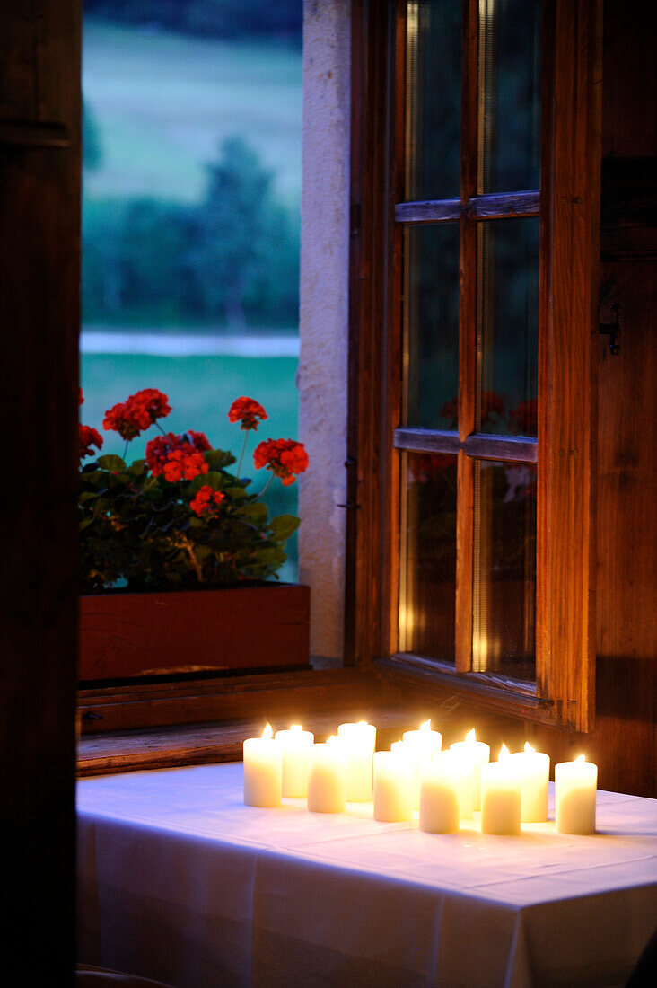 Brennende Kerzen auf einem Tisch am Abend, Alto Adige, Südtirol, Italien, Europa