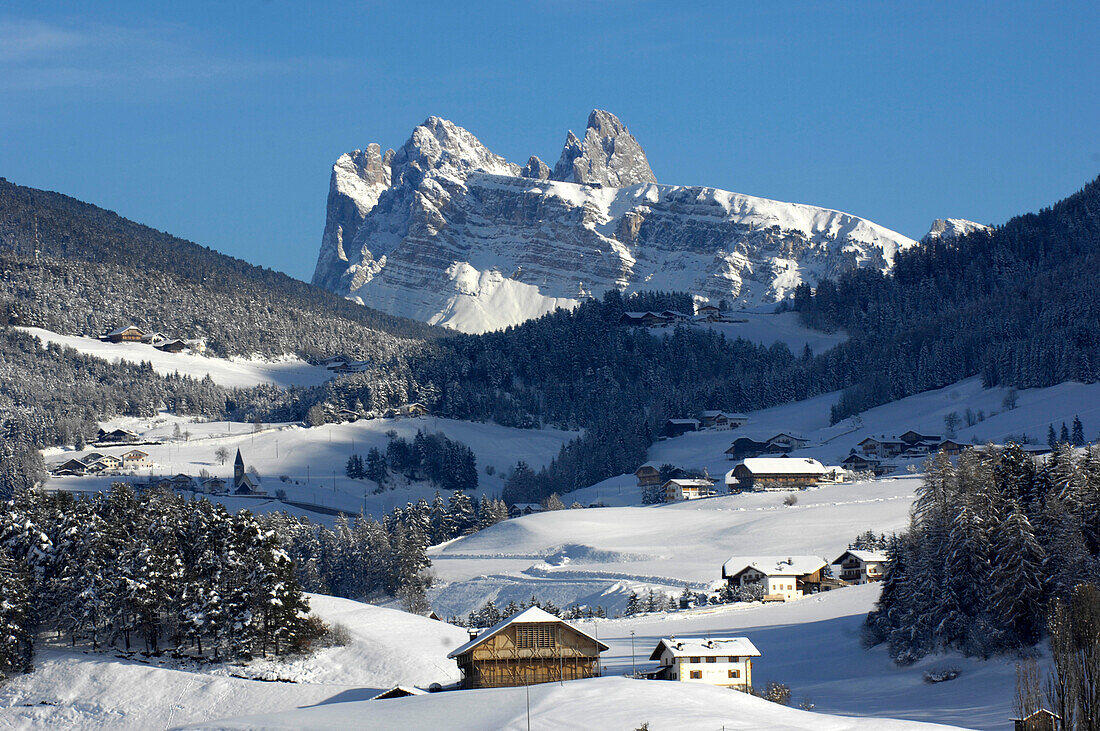 Bauernhäuser in verschneiter Landschaft vor Geisler Spitzen, Kastelruth, Eisacktal, Alto Adige, Südtirol, Italien, Europa