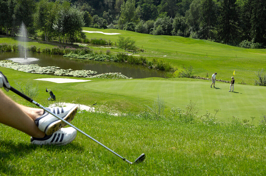 Menschen auf einem Golfplatz, Golfclub Passeier Meran, Passeiertal, Meran, Alto Adige, Südtirol, Italien, Europa