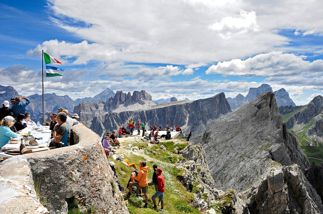 Menschen im Gebirge unter Wolkenhimmel, Cortineser Dolomiten, Alto Adige, Südtirol, Italien, Europa