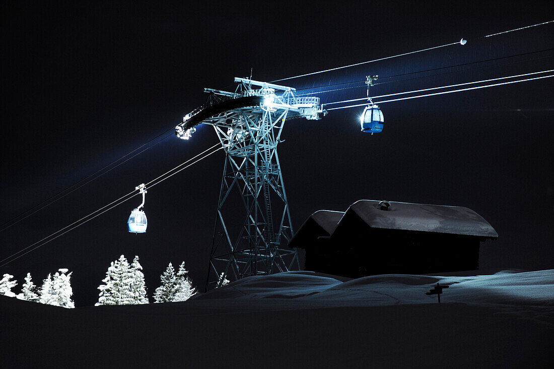 Beleuchtete Gondelbahn über einer Skipiste bei Nacht, Seiser Alm, Eisacktal, Alto Adige, Südtirol, Italien, Europa