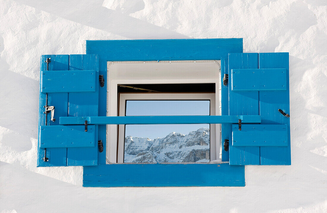 Verschneite Berge spiegeln sich in einer Fensterscheibe, Alto Adige, Südtirol, Italien, Europa