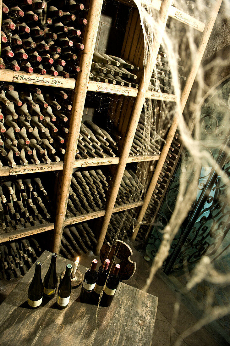 Staubige Weinflaschen in der Kellerei St. Pauls, Eppan an der Weinstrasse, Alto Adige, Südtirol, Italien, Europa