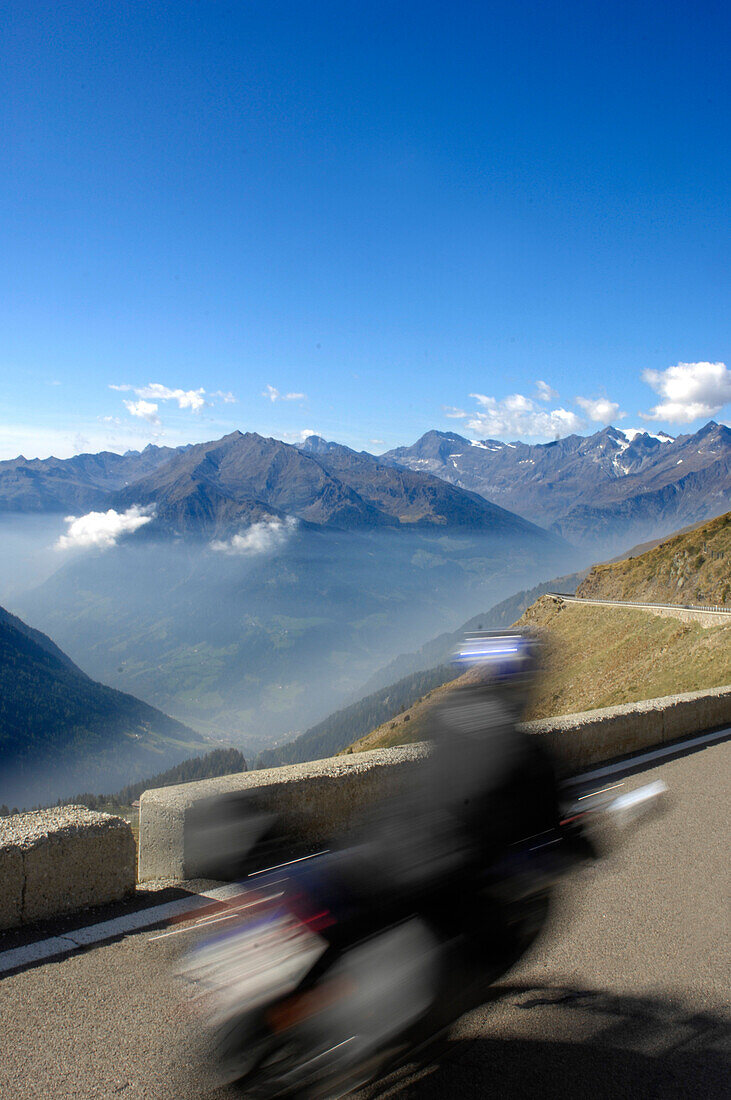 Motorradfahrer auf dem Jaufenpass vor Bergpanorama, Passeiertal, Alto Adige, Südtirol, Italien, Europa