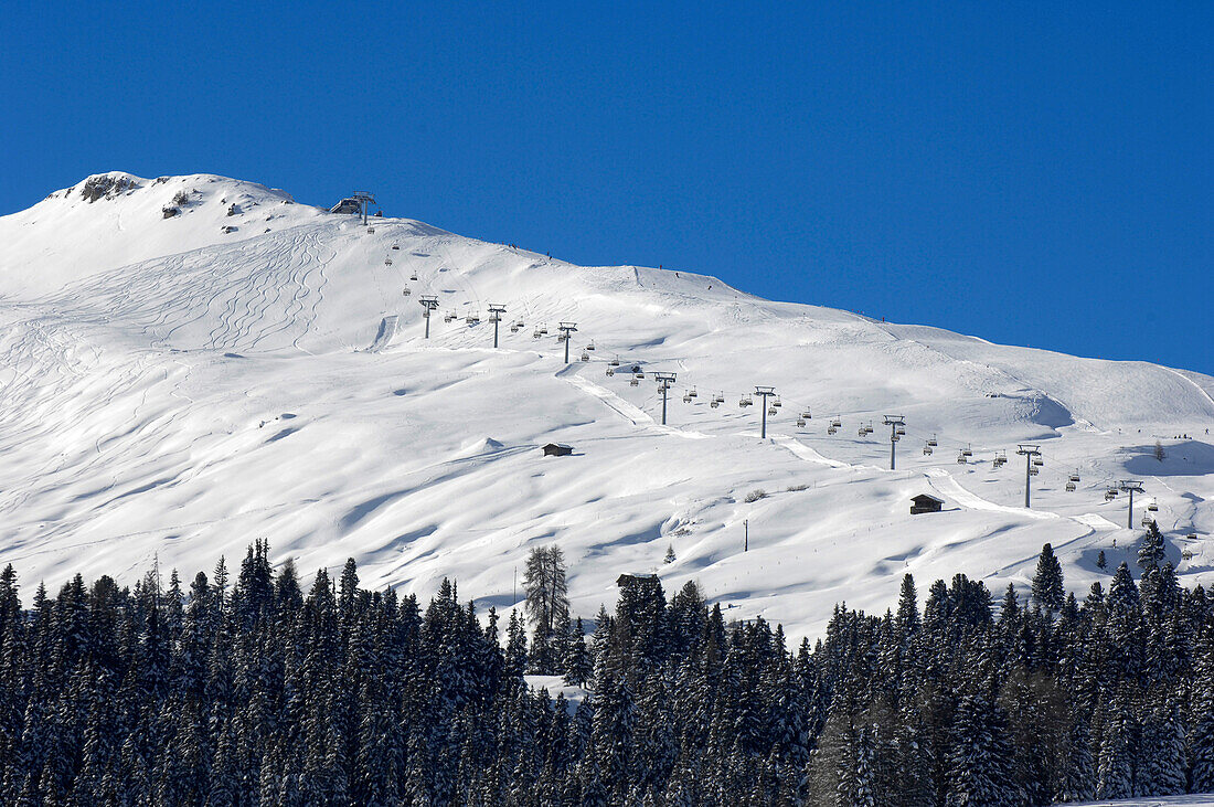 Schneebedeckter Berg mit Sessellift unter blauem Himmel, Seiser Alm, Alto Adige, Südtirol, Italien, Europa