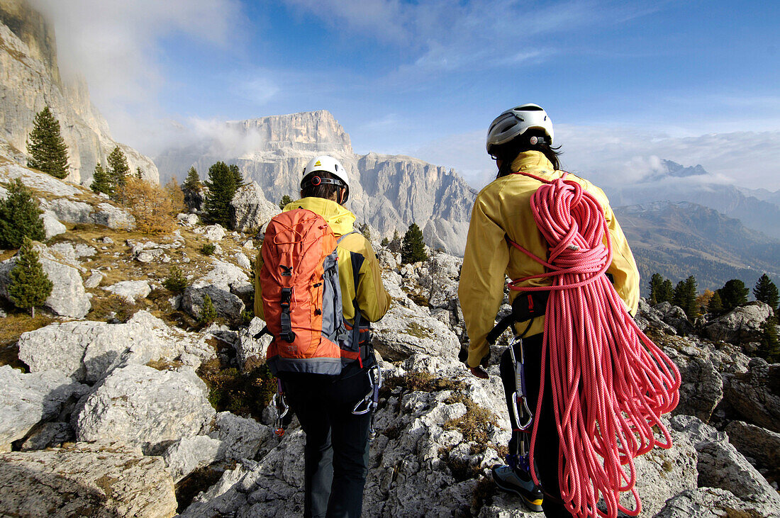 Zwei Bergsteiger mit Kletterseil, Alto Adige, Südtirol, Italien, Europa