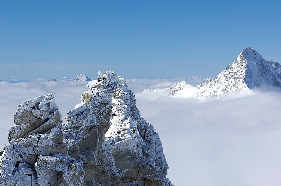 Schneebedeckte Berge und Nebelmeer, Dolomiten, Alto Adige, Südtirol, Italien, Europa