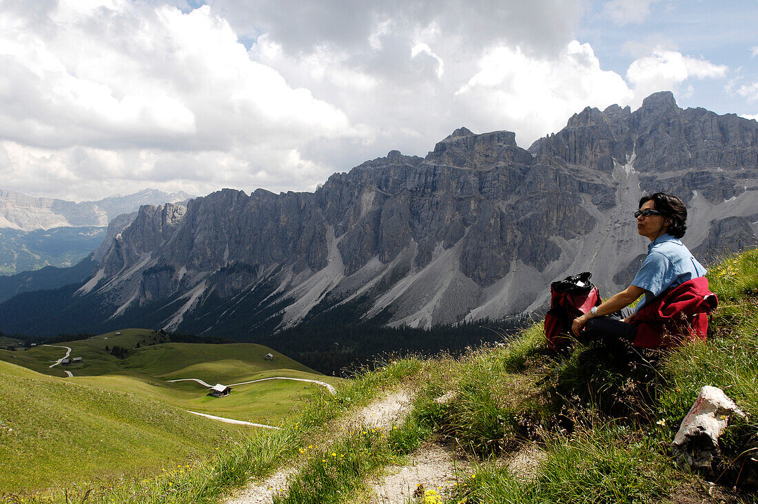 Wanderer rastet im Abteital, Naturpark Geisler Puez, Dolomiten, Alto Adige, Südtirol, Italien, Europa