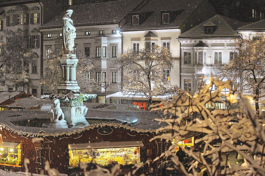 Weihnachtsmarkt auf dem Waltherplatz am Abend, Bozen, Alto Adige, Südtirol, Italien, Europa