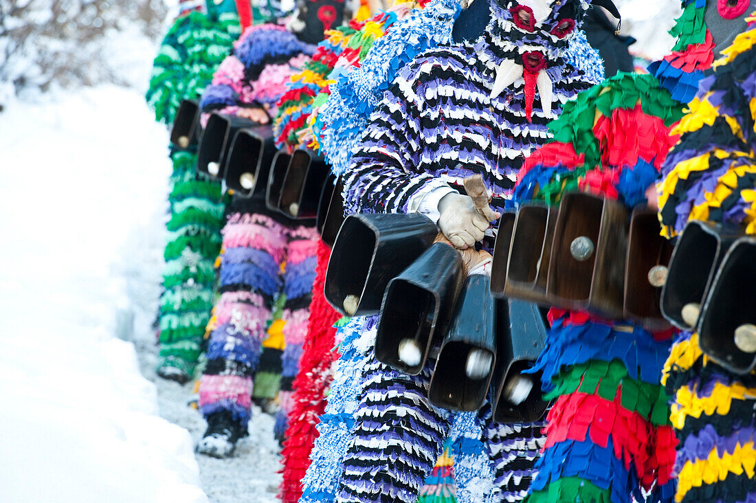 Verkleidete Menschen mit Masken im Winter, Stilfs, Vinschgau, Alto Adige, Südtirol, Italien, Europa