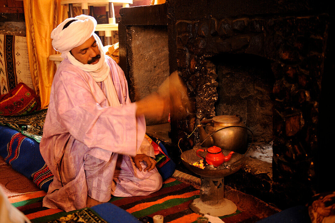 Algeria, Ahaggar mountains, Assekrem, tuareg making tea