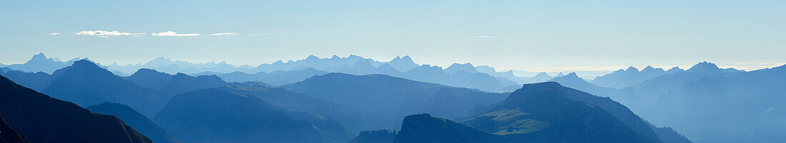 Blick vom Niesen auf Gebirgspanorama, UNESCO Weltnaturerbe Schweizer Alpen Jungfrau-Aletsch, Berner Oberland, Kanton Bern, Schweiz