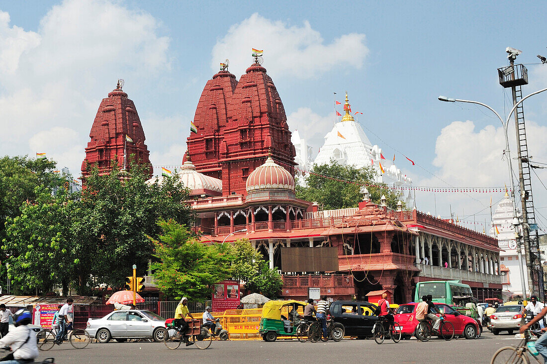 Straßenszene mit rotem Jaintempel im Hintergrund, Old Delhi, Delhi, Indien