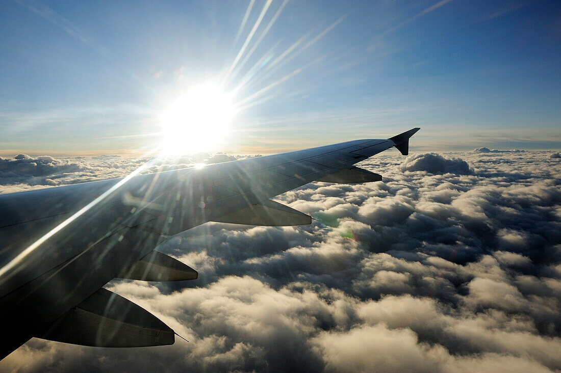 Sonne über den Wolken mit Flugzeugflügel, Flug von Delhi nach Leh, Ladakh, Jammu und Kashmir, Indien