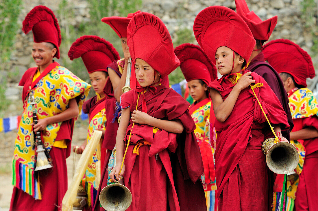 Mönche spielen auf Blasinstrumenten, Klosterfest, Phyang, Leh, Industal, Ladakh, Jammu und Kashmir, Indien