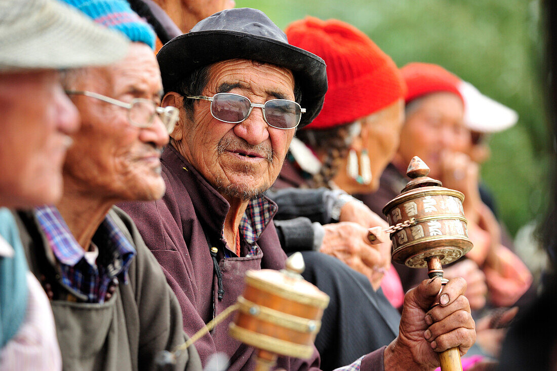 Männer mit Gebetsmühlen, Klosterfest, Phyang, Leh, Industal, Ladakh, Jammu und Kashmir, Indien