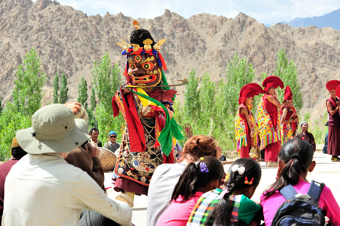 Touristen schauen bei Maskentanz zu, Klosterfest, Phyang, Leh, Industal, Ladakh, Jammu und Kashmir, Indien