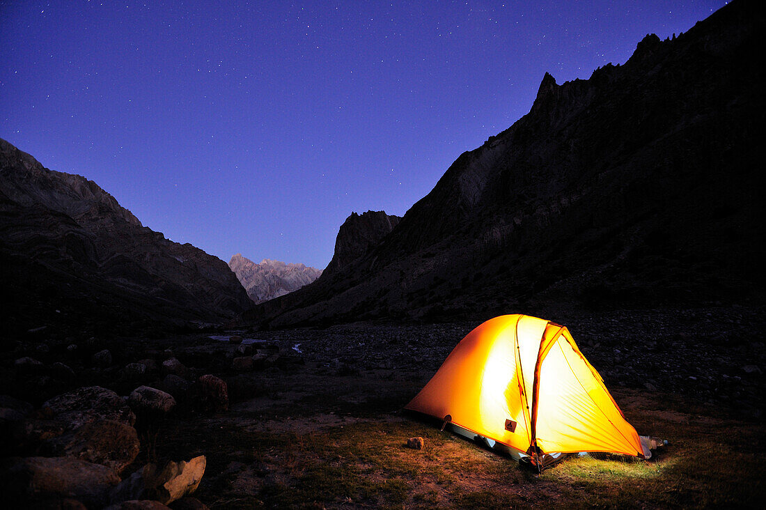 Beleuchtetes Zelt unter Sternenhimmel, Honupatta, Großer Zanskar Trek, Zanskargebirge, Zanskar, Ladakh, Indien