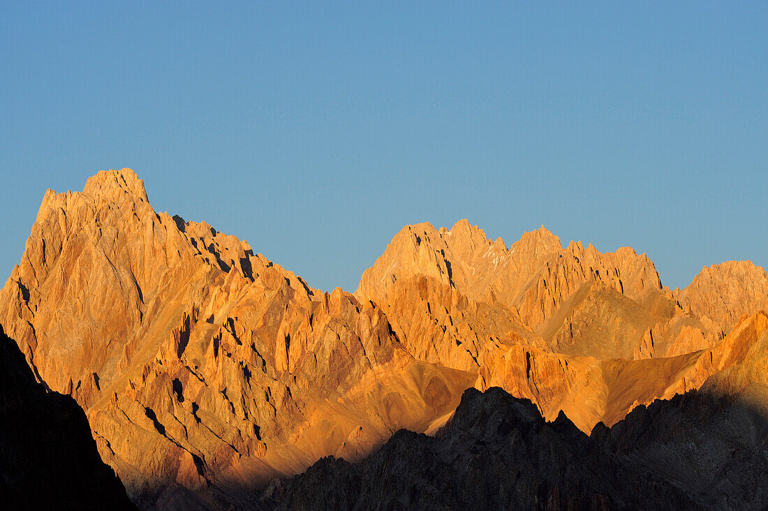 Abendlicht an schroffen Felsgipfeln, Großer Zanskar Trek, Zanskargebirge, Zanskar, Ladakh, Indien