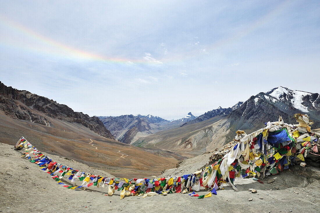 Gebetsfahnen am Pass und Blick auf vergletscherte Berggipfel, Sirsir La, zwischen Honupatta und Photoksar, Großer Zanskar Trek, Zanskargebirge, Zanskar, Ladakh, Indien