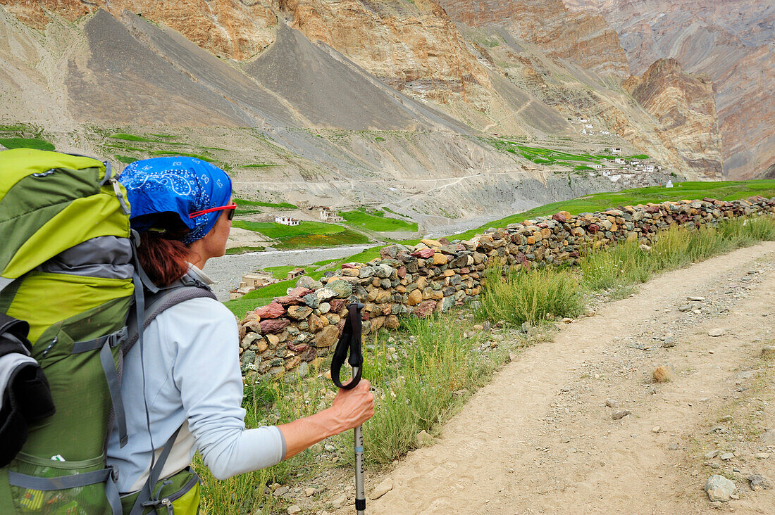 Woman hiking, Photoksar, Zanskar Range Traverse, Zanskar Range, Zanskar, Ladakh, Jammu and Kashmir, India