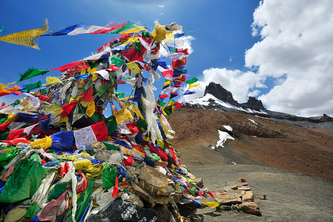 Gebetsfahnen am Pass bei Photoksar, Sengi La, Sengge La, Großer Zanskar Trek, Zanskargebirge, Zanskar, Ladakh, Indien