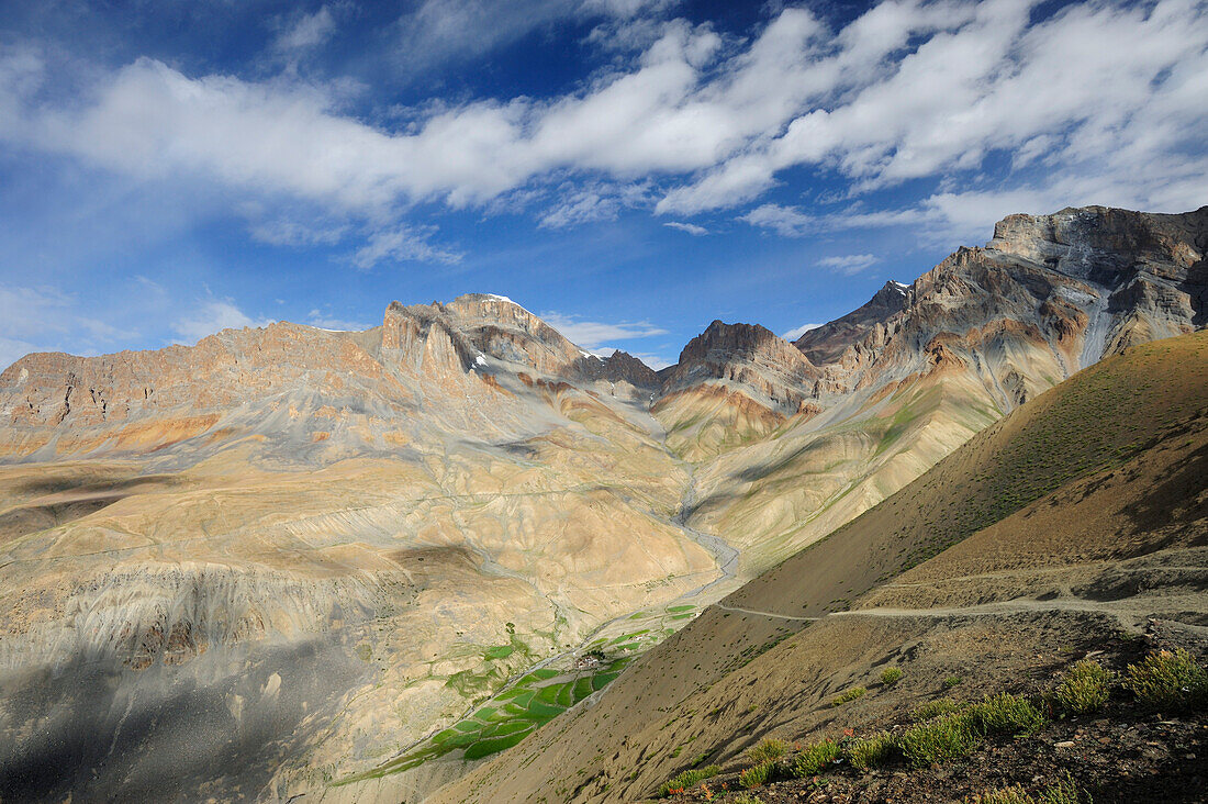 Dorf Gongma mit Getreidefeldern, Kiupa La, Großer Zanskar Trek, Zanskargebirge, Zanskar, Ladakh, Indien