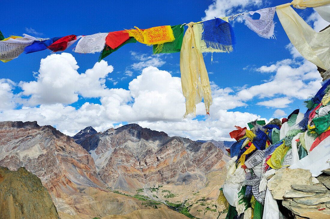 Gebetsfahnen am Pass mit Blick auf Kloster Lingshed, Hanuma La, Lingshed, Großer Zanskar Trek, Zanskargebirge, Zanskar, Ladakh, Indien