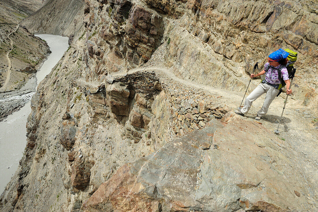 Woman looking into a gorge, between Padum and Phuktal, Zanskar Range Traverse, Zanskar Range, Zanskar, Ladakh, Jammu and Kashmir, India