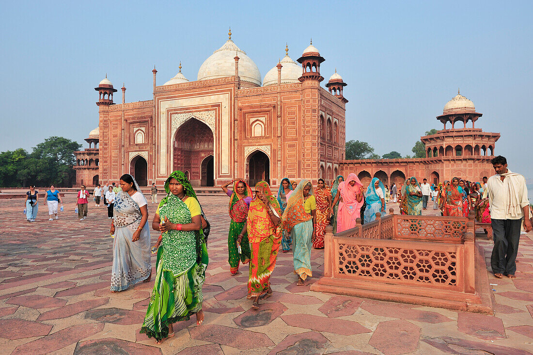 Indische Touristen in Saris, Taj Mahal, Agra, UNESCO Weltkulturerbe, Uttar Pradesh, Indien