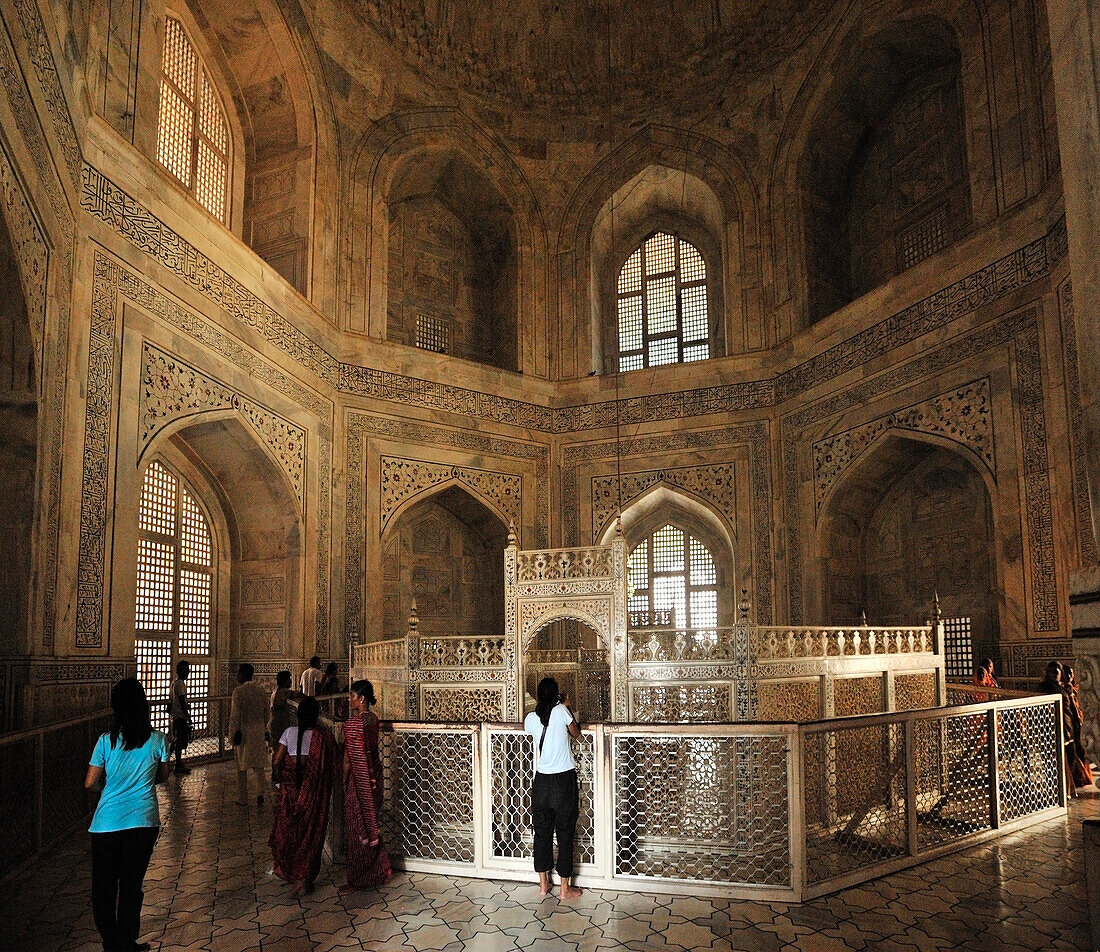 Tomb in the inner Taj  Mahal, Taj Mahal, UNESCO World Heritage Site, Agra, Uttar Pradesh, India