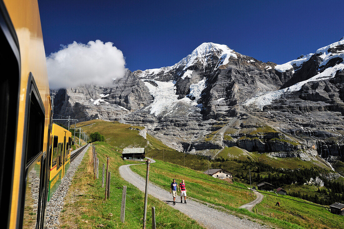 Zahnradbahn, Mönch im Hintergrund, UNESCO Weltnaturerbe Schweizer Alpen Jungfrau-Aletsch, Berner Oberland, Kanton Bern, Schweiz