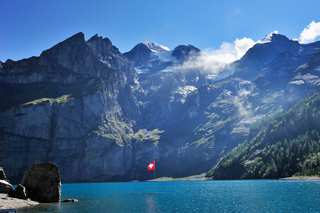 Schweizer Flagge im Oeschinensee, Blüemlisalp, UNESCO Weltnaturerbe Schweizer Alpen Jungfrau-Aletsch, Berner Oberland, Kanton Bern, Schweiz