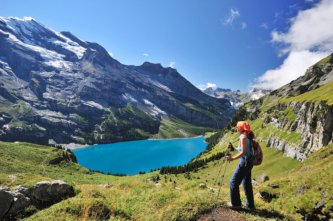 Frau blickt über Oeschinensee, Blüemlisalp, UNESCO Weltnaturerbe Schweizer Alpen Jungfrau-Aletsch, Berner Oberland, Kanton Bern, Schweiz