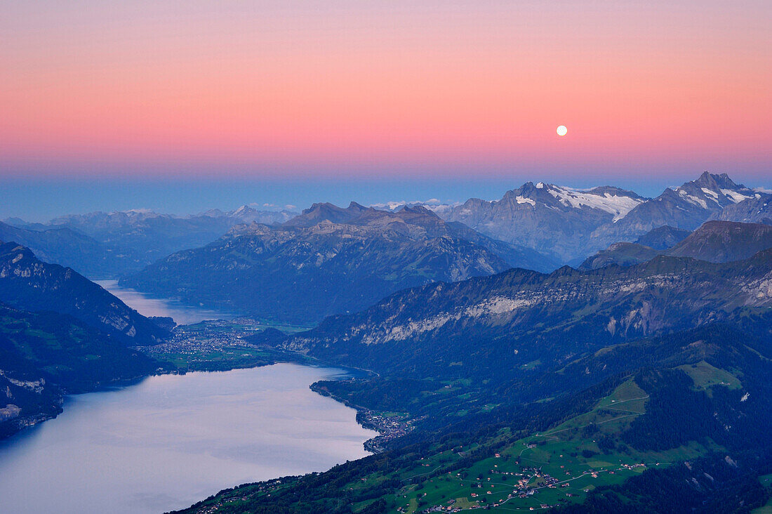 Blick vom Niesen über Thunersee auf Wetterhorn mit Vollmond, UNESCO Weltnaturerbe Schweizer Alpen Jungfrau-Aletsch, Berner Oberland, Kanton Bern, Schweiz