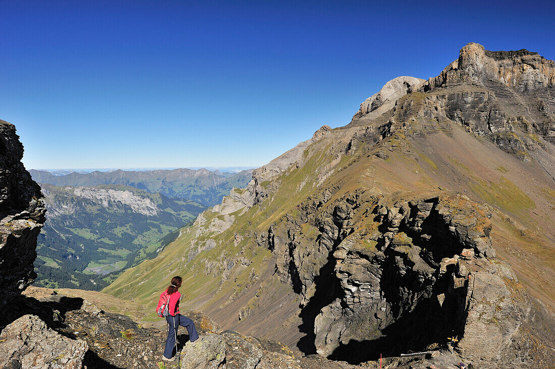 Frau betrachtet Sefinenfurgge, UNESCO Weltnaturerbe Schweizer Alpen Jungfrau-Aletsch, Berner Oberland, Kanton Bern, Schweiz