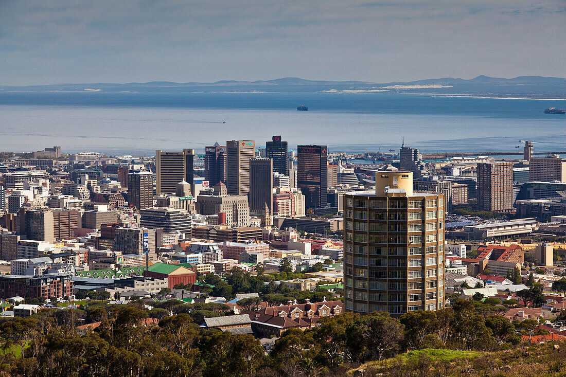 Blick vom Fuße des Devils Peak auf einen Wohnturm des Disa Park und Kapstadt, Kapstadt, Westkap, Südafrika