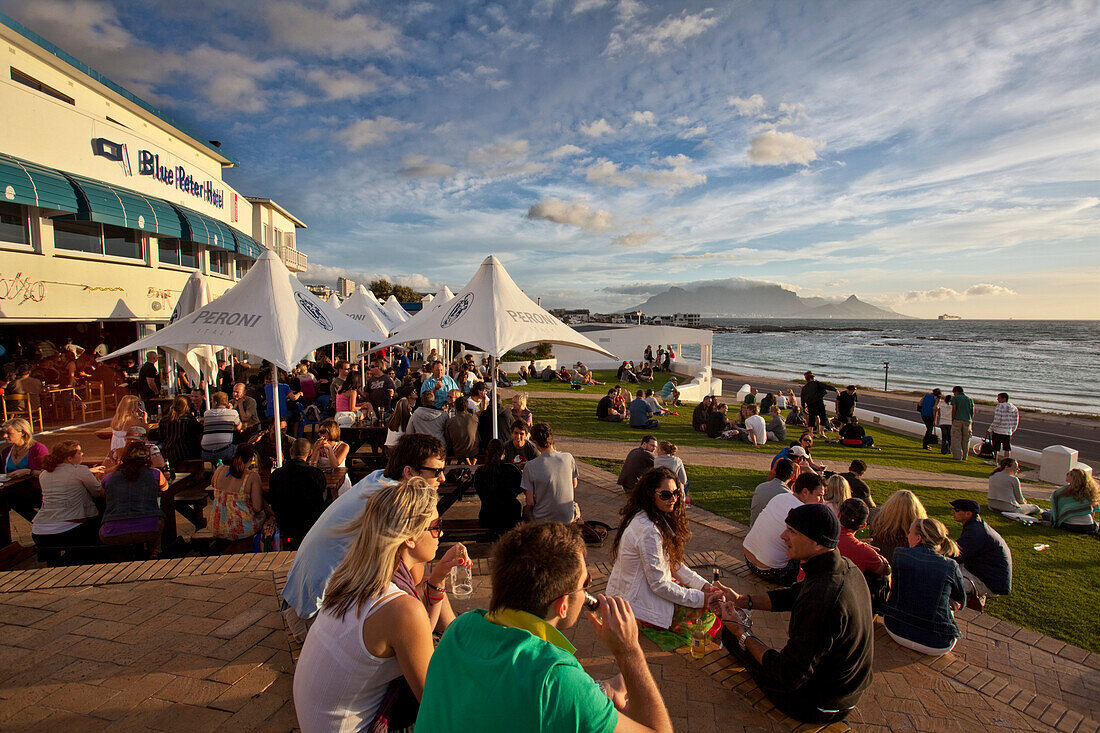 Sonnenuntergang auf der Terrasse des Blue Peter Hotel, Bloubergstrand, Kapstadt, Westkap, Südafrika, RSA, Afrika