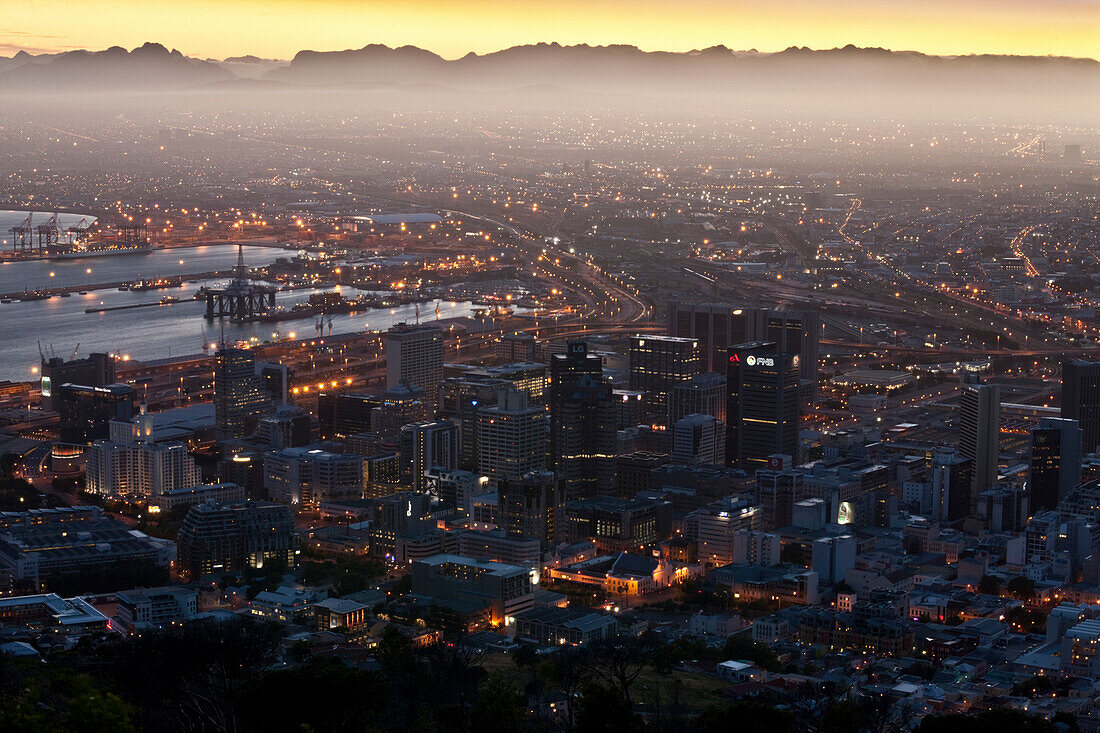 Blick von der Signal Hill Road auf das morgendliche Kapstadt, Kapstadt, Westkap, Südafrika