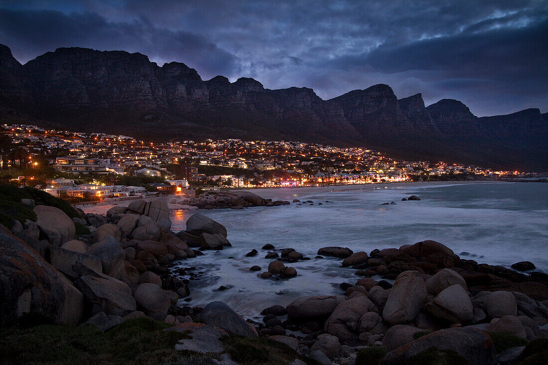 Abendstimmung in Camps Bay mit Blick auf die Twelve Apostels, Kapstadt, Westkap, Südafrika, RSA, Afrika