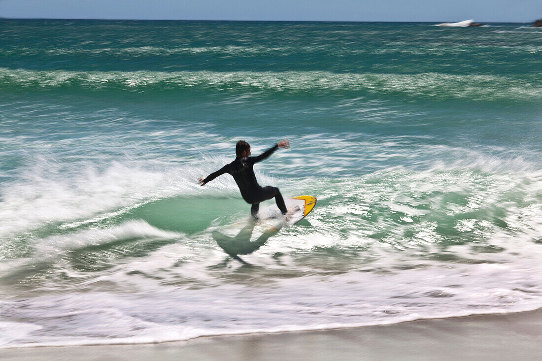 Surfer am Strand von Camps Bay, Kapstadt, Westkap, Südafrika, RSA, Afrika