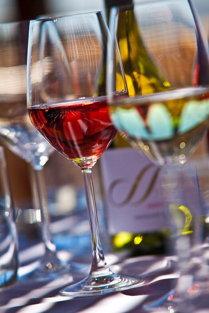 Weingläser auf Tisch, Stellenbosch, Westkap, Südafrika, Afrika