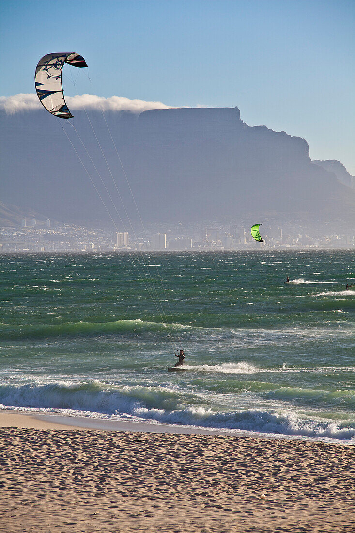 Strandimpression mit Kitesurfern am Bloubergstrand mit Blick auf den Tafelberg und Kapstadt, Westkap, Südafrika, RSA, Afrika