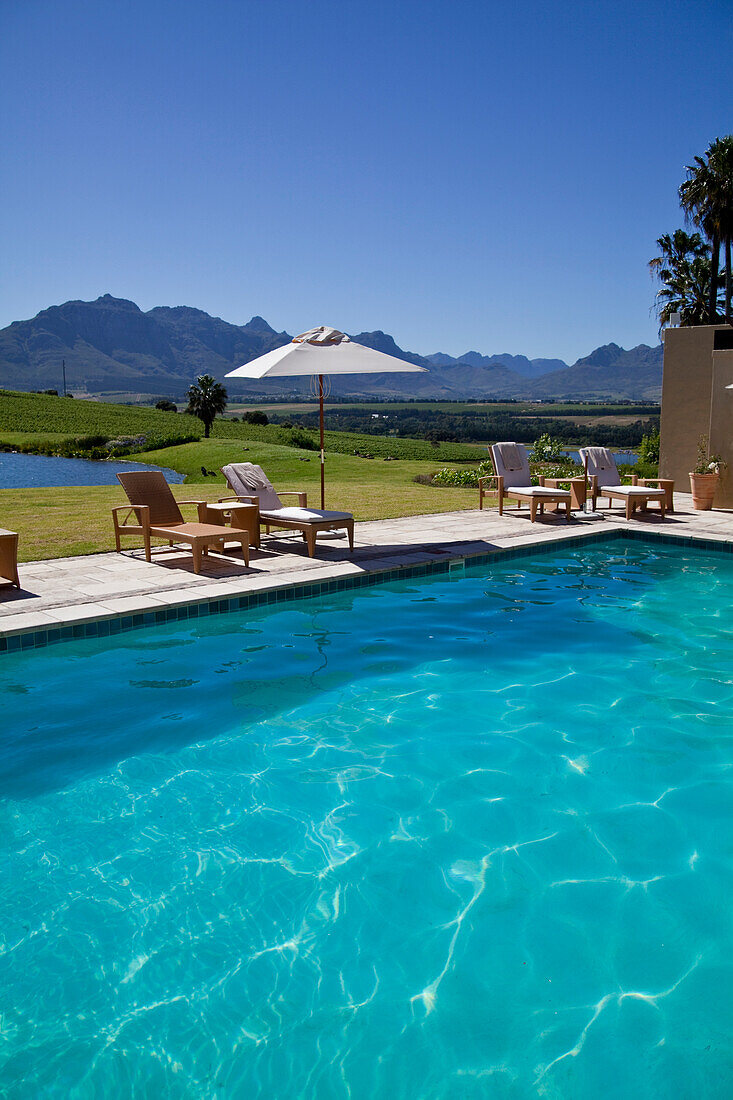 Swimming Pool des Weingutes und Hotel Asara Wine Estate, Stellenbosch, Westkap, Kapstadt, Südafrika